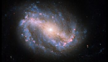 Ουράνια Φασματοσκοπία: Αναλύοντας το Κοσμικό Ουράνιο Τόξο του Φωτός